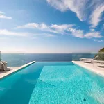 White Pearl: Seafront Luxury With Infinity Pool In Villa
