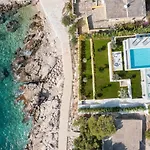White Pearl: Seafront Luxury With Infinity Pool In