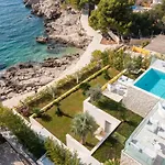 White Pearl: Seafront Luxury With Infinity Pool In *