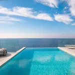 White Pearl: Seafront Luxury With Infinity Pool In