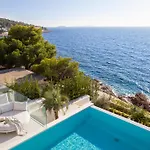 White Pearl: Seafront Luxury With Infinity Pool In *