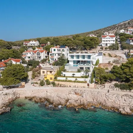 Amazing Seafront Croatian 5 Bedrooms Pearl فيلة Primošten